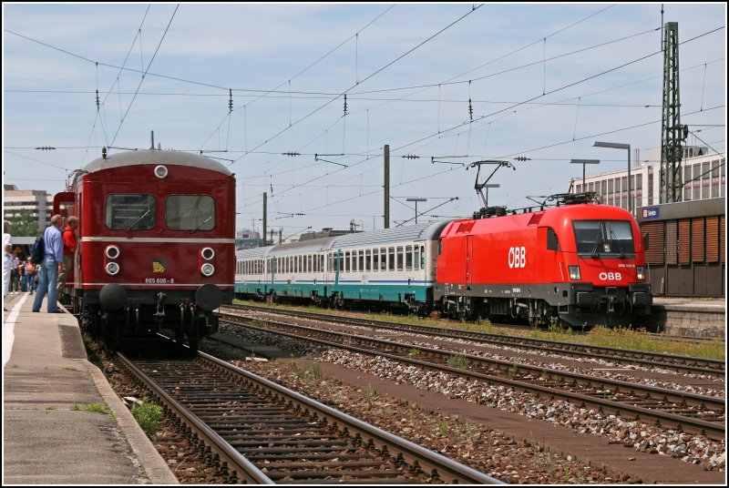 Nachdem ich sie am 25.06.07 in Rosenheim erwischte, (ID 119159) legt die Wiener 1016 039 mit dem EC 87  TIEPOLO , von Mnchen nach Venezia Santa Lucia in Mnchen Ost einen kurzen Stop ein. Links steht 865 606 aus Stuttgart. (01.07.07)