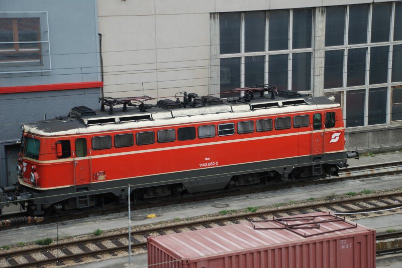 Nachdem ich sie zwar schon einmal gesehen habe, aber noch kein Foto im Kasten hatte, freute ich mich umso mehr, als die blutorange 1142 682 unter der Br�cke �ber dem Westbahnhof stand. (2.5.09)