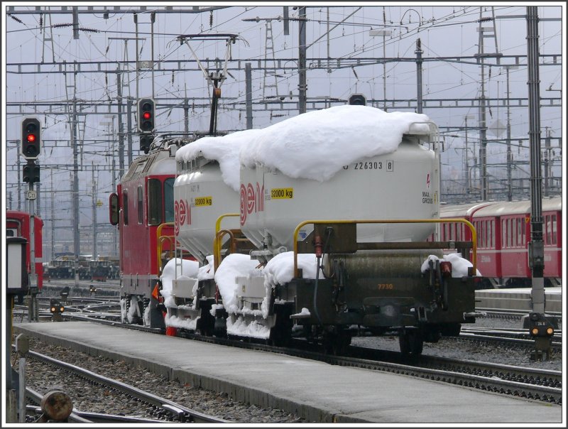 Nachdem die Lawinensperre der Strecke Klosters - Davos aufgehoben wurde, wollte ich die Winterlandschaft selber bestaunen. Was mich in Davos erwarten wrde, zeigt dieser einfahrende kurze Gterzug in Landquart deutlich. (12.11.2007)