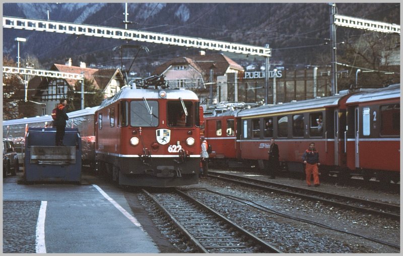 Nachdem der letzte Gleichstromtriebwagen weggestellt war (Zug im Hintergrund) wurde in einem feierlichen Akt mit digitaler Anzeige und einem Knall das Stromsystem der Arosabahn von 2400V Gleichstrom auf 11000V Wechselstrom umgestellt. Anschliessend brachte Ge 4/4 II 622  Arosa  den neuen noch verhllten Arosa-Express auf den Bahnhofplatz. (29.11.1997)