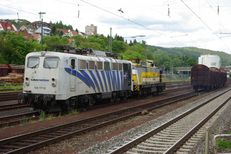 Nachdem die Lok 203 (203 001-3) der AVG die Holzzug-Leistung gebracht und bereitgestellt hat, nimmt sie die 139 177 an den Haken.