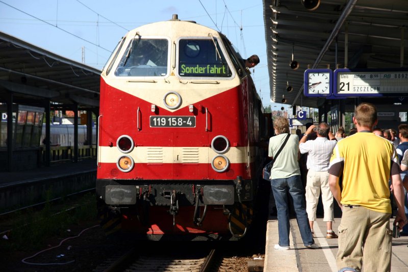 Nachdem die Lok in Berlin Lichtenberg umgesetzt hat,geht es weiter nach Stettin.