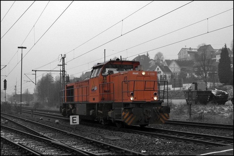 Nachdem Lok42 (G1700) der KSW einen Kesselwagen vermutlich nach Betzdorf gebracht hat, ist sie auf dem Rckweg nach Siegen. Aufgenommen in Niederschelden. (02.01.2009)