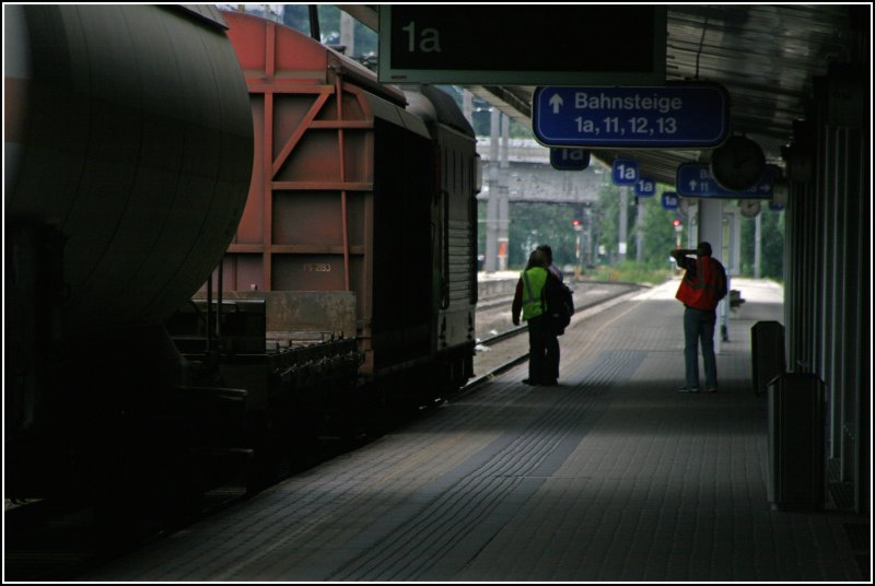 Nachdem die Lokfhrerin (mit der Warnweste) den Zug bis nach Kufstein gebracht hat, bernimmt ein Kollege den Zug und bringt ihn nach Mnchen. (30.06.07)