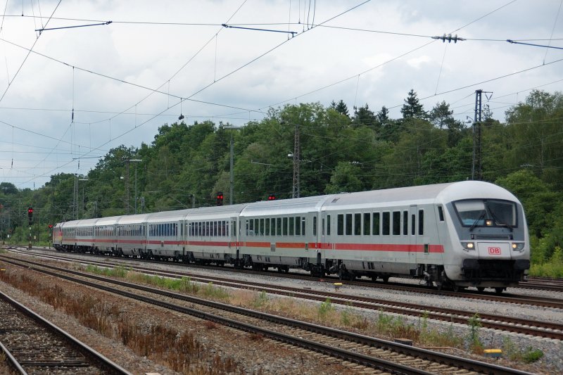 Nachdem man in M�nchen-Pasing Ger�chte h�rte... schnell an die  Heimtrasse  und auf den Pendler-IC 2094 M�nchen - Ulm gewartet... und tats�chlich: wer schiebt den Intercity?
17:56:34, Neuoffingen, 16.06.2008