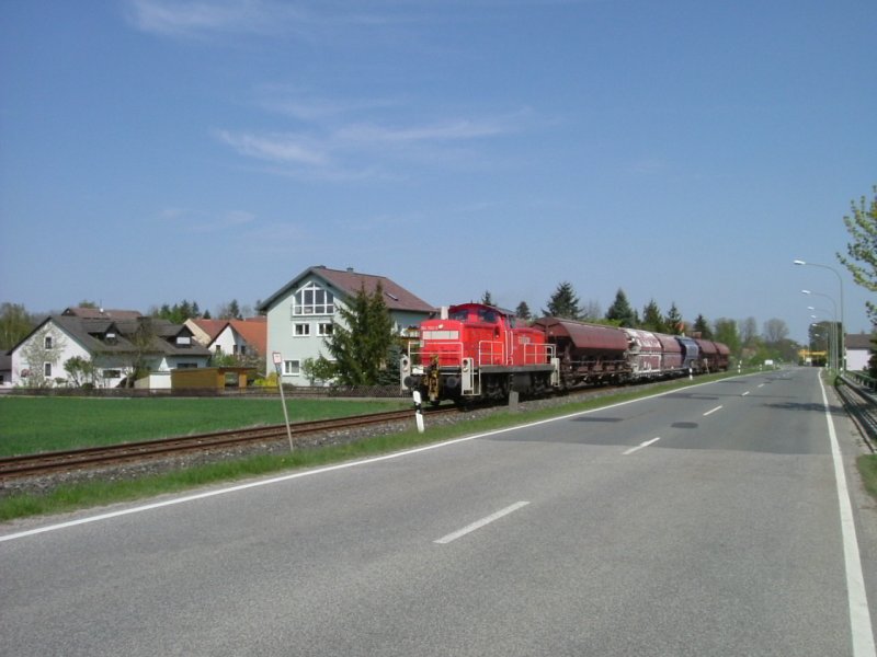 Nachdem der Messzug wieder in Amberg war machte sich 294 762, mit einer Versptung von ca. 2 Stdd., mit einem Gterzug, der mit Quarzsand und Kaolin beladen war, auf den Weg nach Amberg. hier hat sie soeben die Ortgranze von Hirschau passiert. Die Strecke verluft hier parallel zur B14. (23.04.2007 Strecke Amberg-Schnaittenbach)