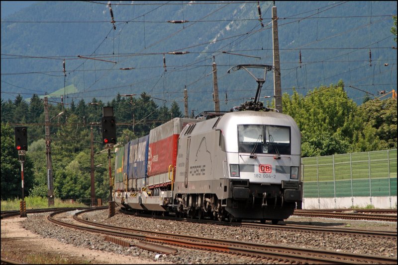 Nachdem der  PorscheTraurus  182 004 (9180 182 004-2) am Morgen einen Kombizug nach Mnchen gebracht hat, ist sie am Mittag wieder auf dem Weg zum Brenner. Hier schiebt sie einen schweren Kombizug zum Brenner. (05.07.2008)
