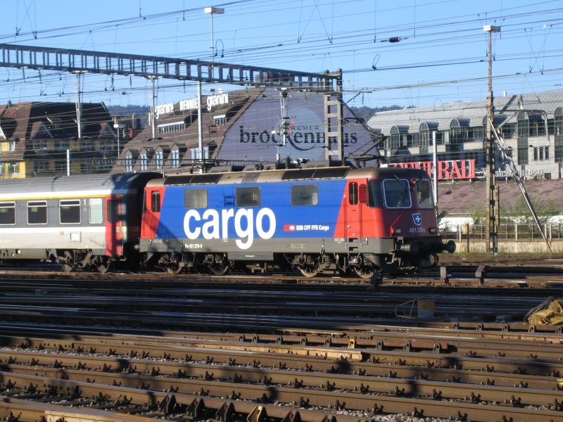 Nachdem die Re 421 379-9 am 9.10.05 mit einem EC aus Mnchen in Zrich ankam, schob sie ihre Komp. ins Depot.