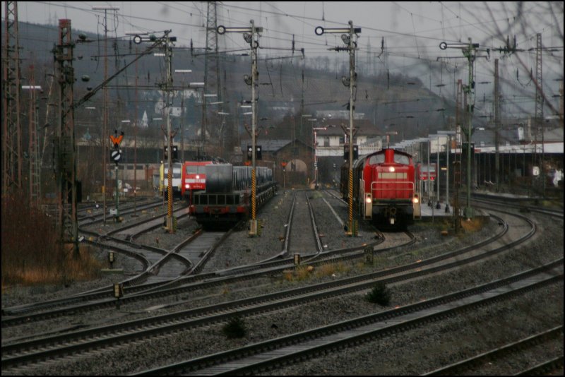 Nachdem die  Ruhr-Sieg-Bahn  in den Bahnhof eingefahren ist, wartet die Duisburger 294 790 mit ihren Haubenwagen auf die Abfahrt zum Gterbahnhof.
Links im Bild macht sich die 152 016 fr den nchsten Einsatz bereit. (01.12.07)
