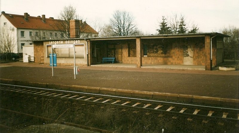 Nachdem schweren Zugunglck,vom 06.Juli 1967,bei dem das Empfangsgebude von Langenweddingen,schwer beschdigt wurde,entstand dieser Flachbau.Die Aufnahme entstand im Januar 1999.