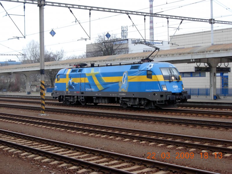Nachdem sie den IC 403  Saris  von Wien West nach Kosice auf dem Bahnhof Bratislava-Petrzalka abgeliefert hat, wartet die schwedische EM-Lok 1116 029-8 mutterseelenallein auf ihren nchsten Einsatz, der sie wieder zurck nach sterreich fhren wird (22.3.2009).