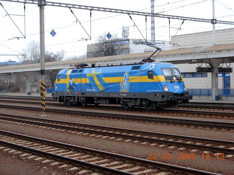Nachdem sie den IC 403  Saris  von Wien West nach Kosice auf dem Bahnhof Bratislava-Petrzalka abgeliefert hat, wartet die schwedische EM-Lok 1116 029-8 mutterseelenallein auf ihren n�chsten Einsatz, der sie wieder zur�ck nach �sterreich f�hren wird (22.3.2009).