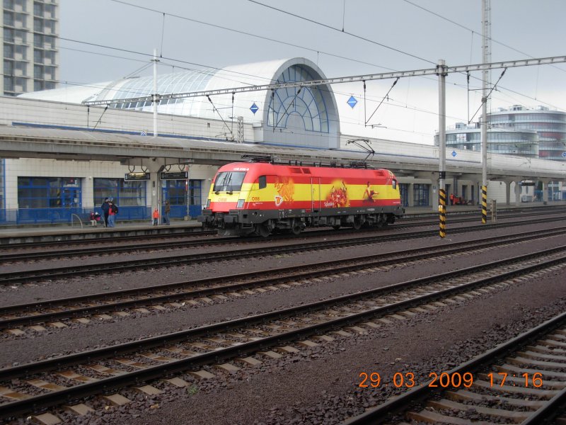 Nachdem sie den IC 403  Saris  in Bratislava-Petrzalka abgeliefert hat, befindet sich die spanische EM-Lok 1116 232-8 vor dem sehr gelungenen und ansehnlichen Bahnhofsgebude in Warteposition (29.3.2009).