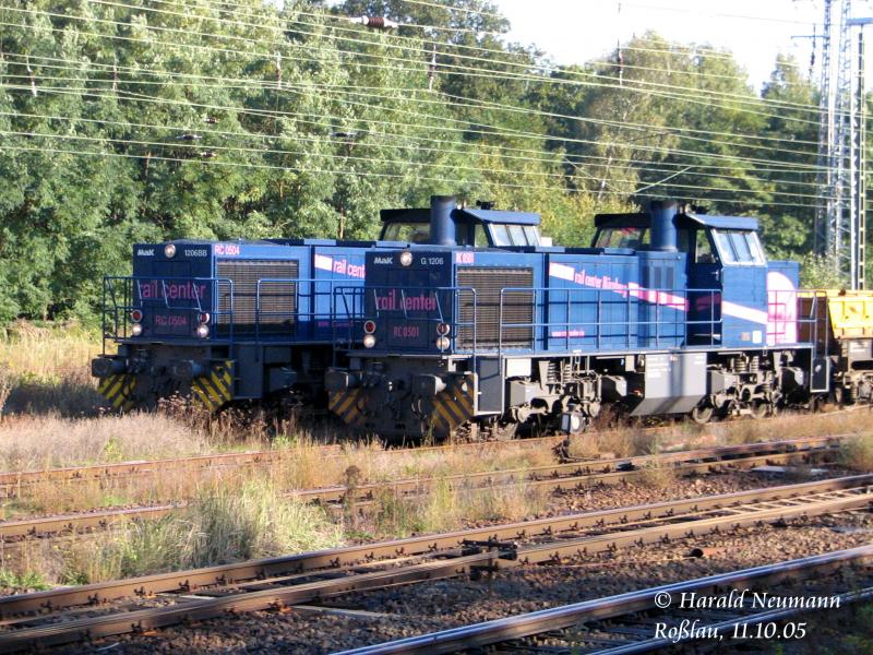 Nachdem sie ihre Bauzge rangiert haben, machen diese beiden MaK-Loks u. ihre Tf's am Hp Meinsdorf im Rolauer Gbf Mittagspause. (11.10.05)