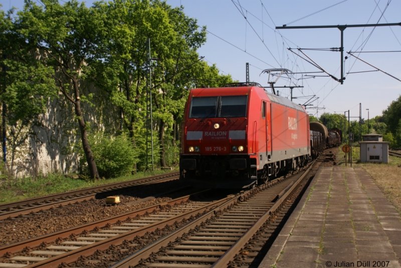 Nachdem sie den RE nach Kiel und die NOB nach Westerland auf dem Ausweichgleis abwartete,setzte 185 276-3  mit ihrem Gterzug Richtung Padborg die Reise fort. Tornesch, 5.5.2007