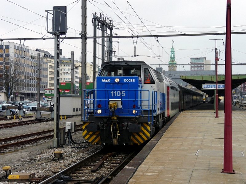 Nachdem SNCB Lok 1347 mit ihrem Zug aus Brssel auf das Kopfgleis im Bahnhof von Luxemburg eingefahren war, wurden die Dostos von der CFL Cargo MAK 1105 auf ein Nebengleis gezogen am 05.04.08.