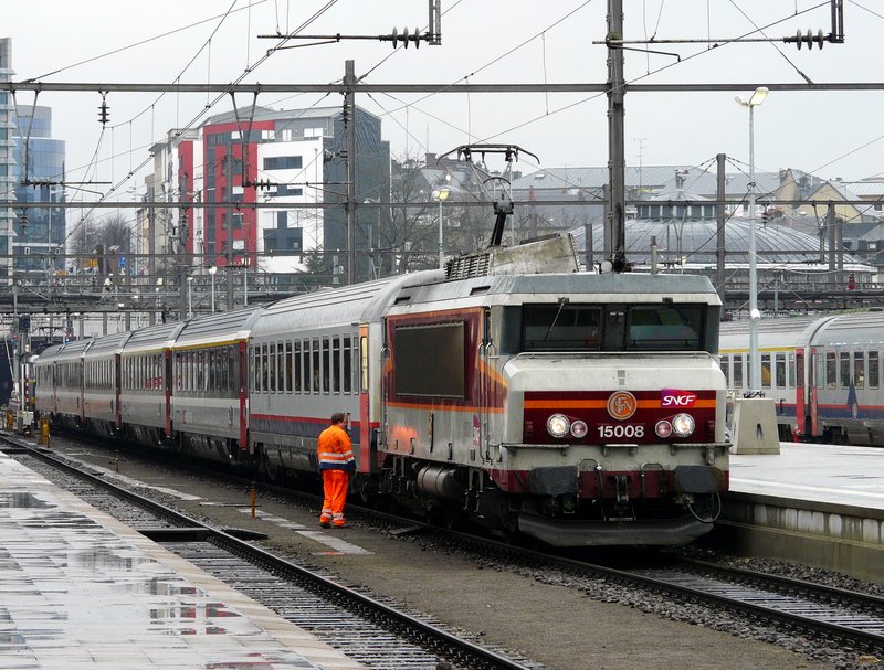 Nachdem die SNCB Lok den EC 97  Iris  von Brssel in den Bahnhof von Luxemburg gezogen hat, wird die wartende SNCF Lok BB 15008 vor den Zug gespannt, um diesen dann nach Basel zu ziehen. 05.04.08