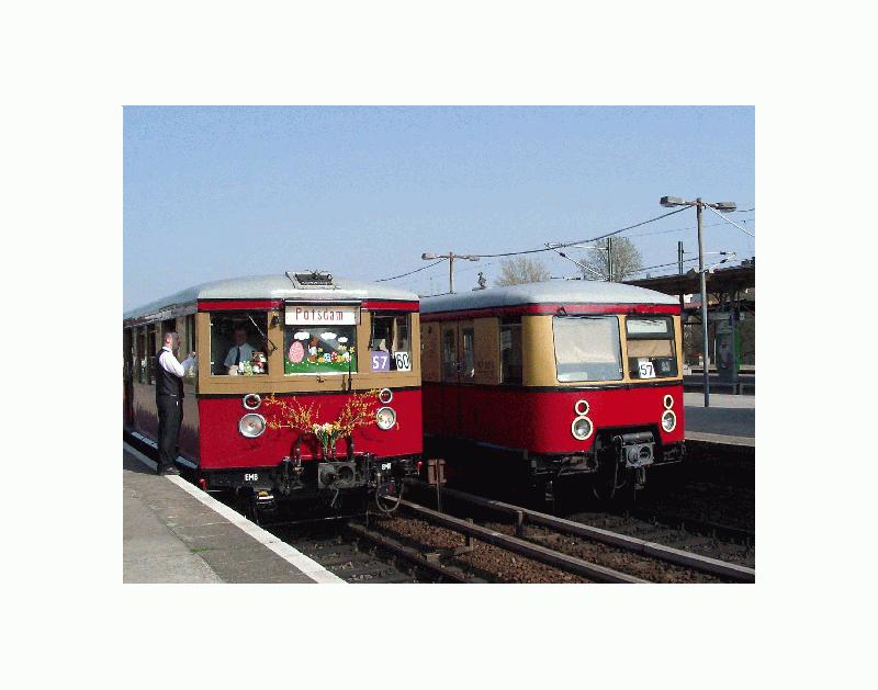 Nachdem die  Stadtbahner  als Osterzug unterwegs waren, kamen sie am 01.04.2002 noch zu einem planmigen Einsatz auf der S7. Hier befindet sich der Zug in Charlottenburg - auf dem Nachbargleis ist ein Zug der BR 477 eingefahren.