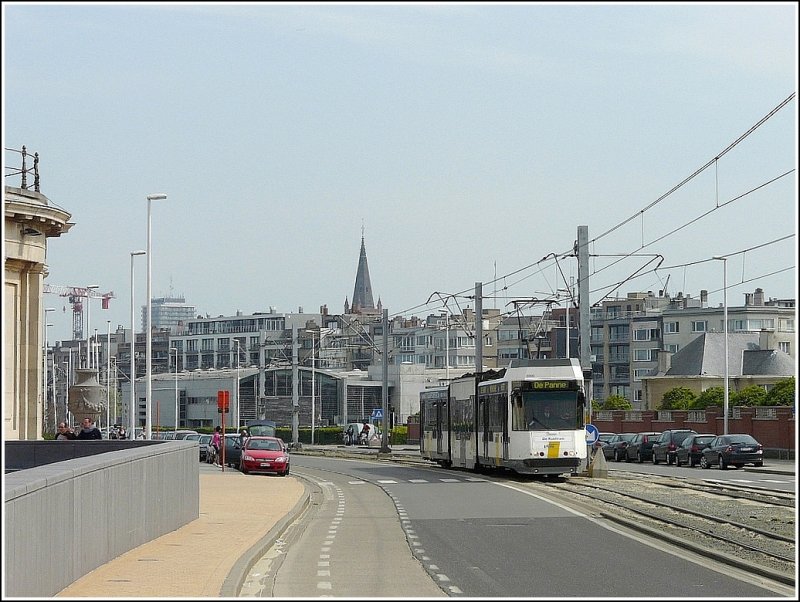 Nachdem der Stra�enbahnwagen von De Kusttram durch die engen Stra�en von Oostende gefahren ist, erreicht er hier wieder die K�ste auf seiner Reise nach De Panne. 11.04.09 (Jeanny)