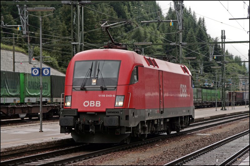 Nachdem der Stromabnehmer wieder am Fahrdrat anliegt, rollt die 1116 049 ins Gleisvorfeld. (07.07.2008)