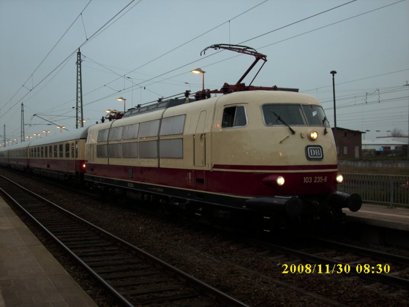 Nachdem der TEE-Sonderzug ber Nacht in Stralsund abgestellt wurde,ist Dieser am Morgen des 30.11.2008 wieder nach Bergen/Rgen gekommen.Zuglok war wieder 103 235.