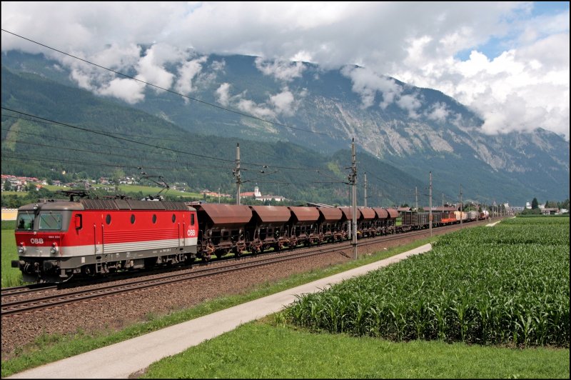Nachdem der Vormittag in Brixlegg verbracht wurde, wurden sdlich von Schwaz erneut die Zge ins Visier genommen: Die Innsbrucker 1144 234 (9181 1144 234-2) bringt bei Sonnenlicht einen gemischten Gterzug durch das Inntal in Richtung Hall i.Tirol. (08.07.2008)
