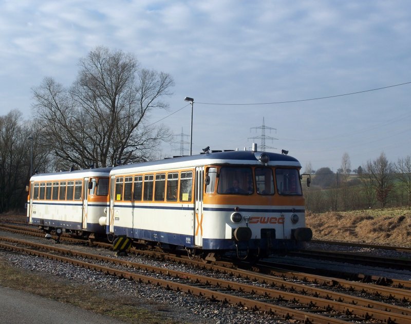 Nachdem VT 27 und VS 142 die zwei Zugpaare von/nach Hffenhardt gefahren ist, ist fr ihn gegen 14 Uhr Betriebsschluss. Aufgenommen beim Einrcken in das BW in Neckarbischofsheim Nord am 04.01.08