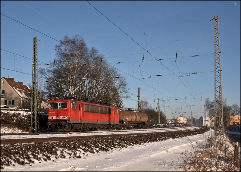 Nachdem die Weichen eisfrei sind, rollt 155 179 mit einem Gterzug zum Rangierbahnhof Hagen-Vorhalle. (06.01.2009)


