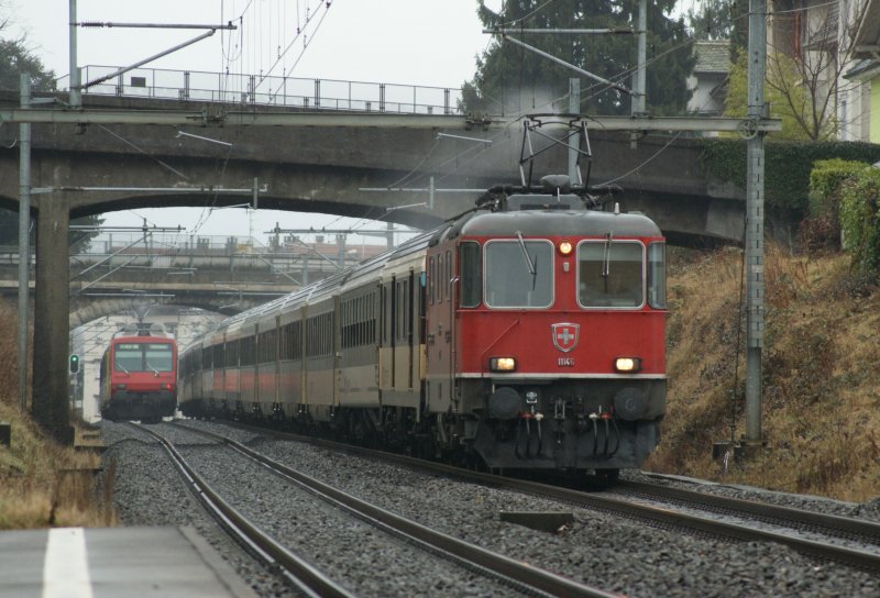 Nachdem der Winter nun endgltig vorbei zu sein scheint, mssen wir uns wieder auf das Flssige, statt das Gefrorene einstellen, das ab und zu vom Himmel fllt: Re 4/4 II 11146 mit IR bei La Tour de Peilz am 7. 2. 2009.
