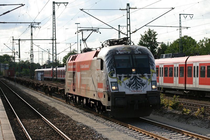 Nachdem wir zuerst am Hauptbahnhof waren, ging es anschlieend zum Heimeranplatz. Spter fuhren einige noch nach Trudering, es sollten nmlich der Kyoto Taurus und der Bundesheer Taurus mit Gterzgen im Blockabstand vorbeikommen. Der Kyoto Taurus kam dann auch pnktlich, war aber zweite Lok einer Doppeltraktion. Dann warteten alle auf den Bundesheer. Als er aber nicht kam, fuhren alle wieder mit der S-Bahn Richtung Mnchen, nur ich wartete auf die S-Bahn in die andere Richtung. Kaum waren alle bis auf mich weg, kam der Bundesheer Taurus...