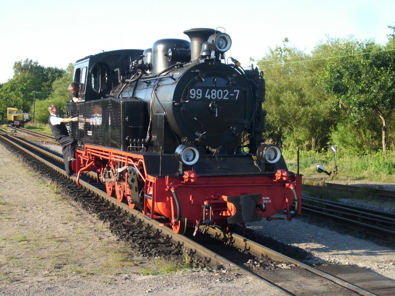 Nachdem der Zugfhrer die Weiche in Putbus,wieder in Grundstellung gelegt hatte,wurde Dieser von der 99 4802 am 05.August 2009 bis zum Bahnsteig mitgenommen.