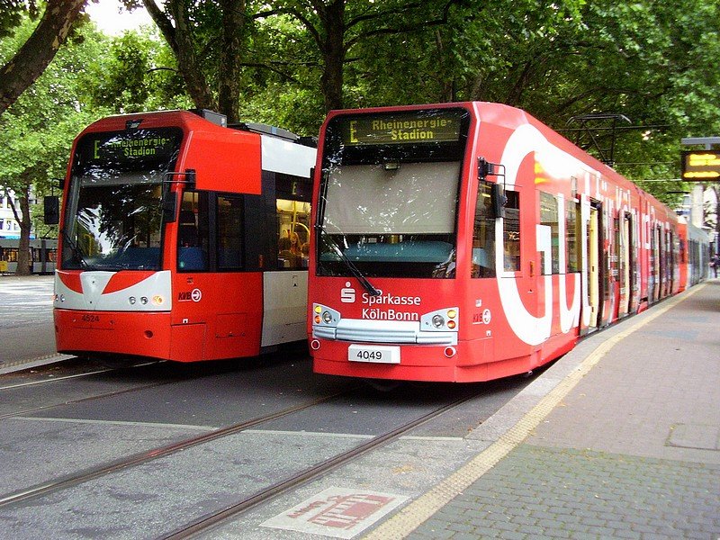 Nachfolger trifft Vorgnger. 4524 neben 4049 am Neumarkt (Nordseite). Beide im Verkehr zum Stadion am 31.07.07 gegen 19:00 Uhr.