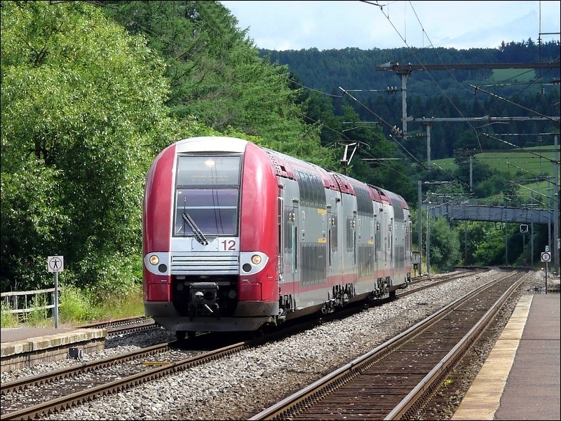 Nachmittags gegen 15.00 Uhr hat man die Chance, auch im Norden Luxemburgs einen Triebzug der BR 2200 abzulichten. Am 04.07.08 fhrt 2212 aus Richtung Luxemburg in den Bahnhof von Wilwerwiltz ein. (Jeanny)
