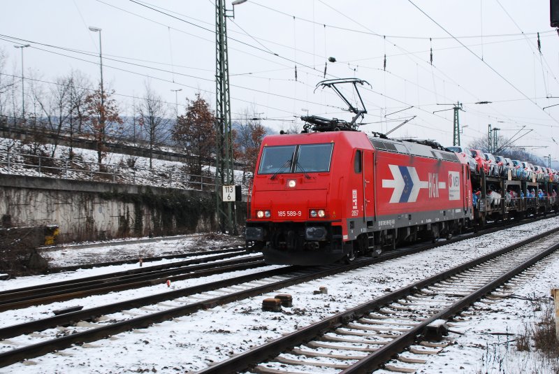 Nachschub fr die Fan´s der Abwrackprmie! 185-589 9 der RGK am Nachmittag 28.12.2008 in Bielefeld-Brackwede. Sie schleppt einen Gterzug; beladen mit etwas 350 Neuwagen des neuen Ford Ka. Meine Tochter betitelte den Zug  wie eine Rolle Smarties im Schnee , da hier die gesamte Farbpalette des Auto´s vertreten war. Die Lok wurde kurz darauf etwas verndert. Ein anderen Bahn-Freund erwischte Sie am 16.02.2009 in der Nhe von Wuppertal ohne die RGK-Beklebung.