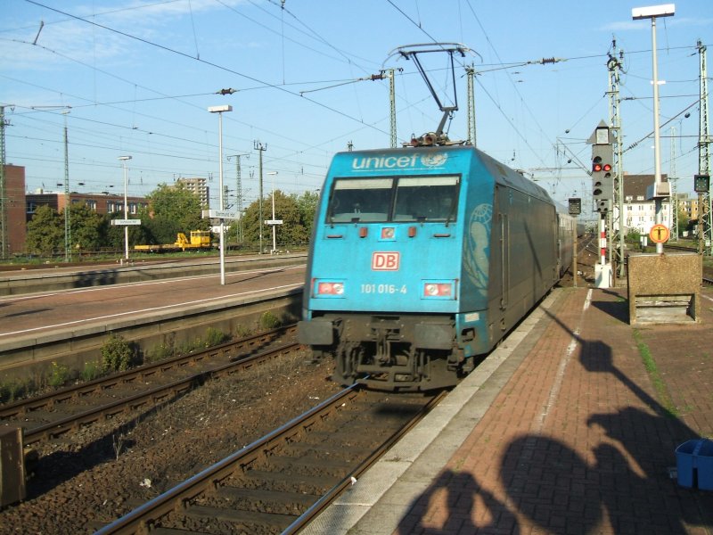 Nachschuss , die   Unicef  101 016-4 schiebt den IC 2026
Von Passau nach HH Altona aus dem Dortmunder Hbf.(21.09.2007)