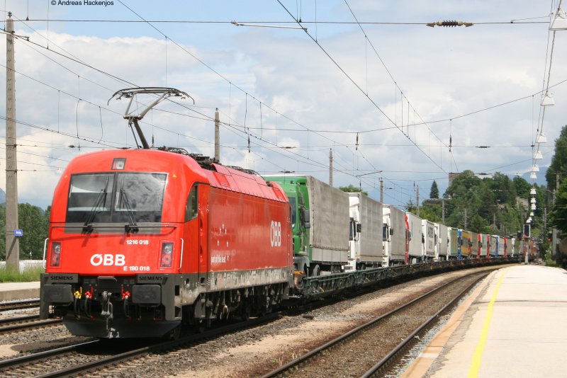 Nachschuss: 1144 220-9 und 1216 018-0(Zugschluss) mit einer RoLa gen Wrgl bei der Druchfahrt Brixlegg am 23.5.08