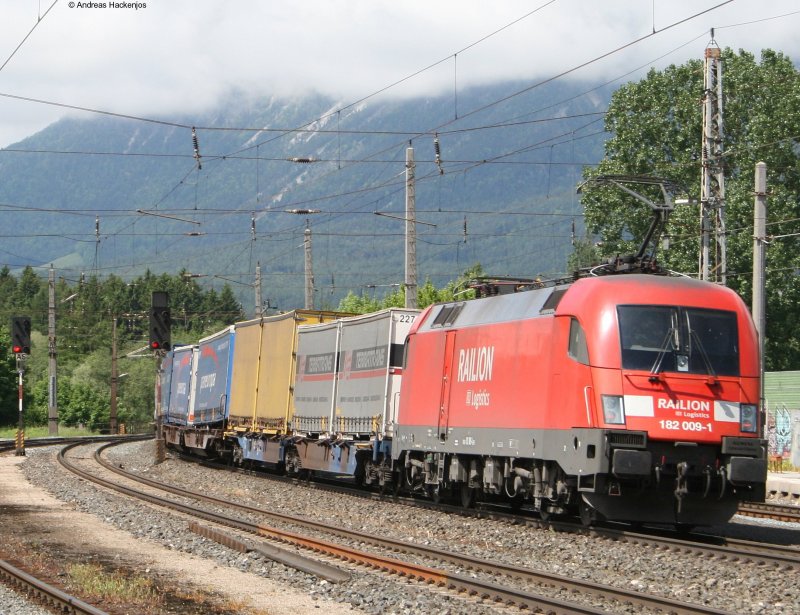 Nachschuss: 1144 247-2 und 216-7 sowie 182 009-1 am Zugschluss mit einer Rola bei der Durchfahrt Brixxlegg am 23.5.08