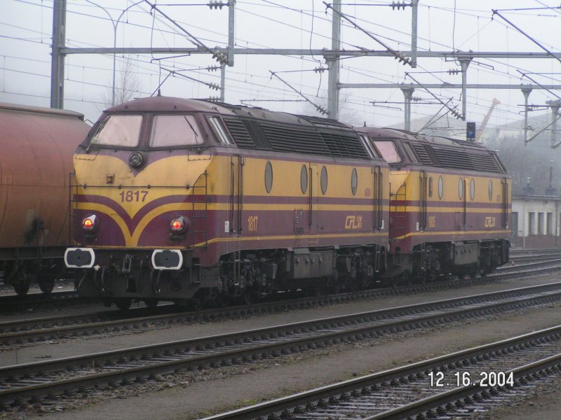 Nachschuss einer 1800er Doppeltraktion Leerfahrt an einem nebligen Wintertag in P�tange. 16.12.04 (Lok 1817 & 1805)