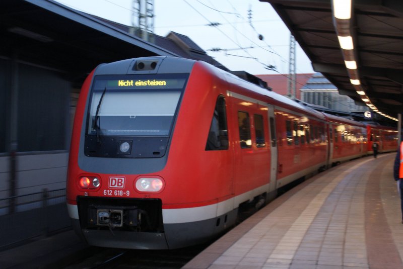 Nachschuss von 612 618 am abend des 04.10 im Karlsruher HBF 