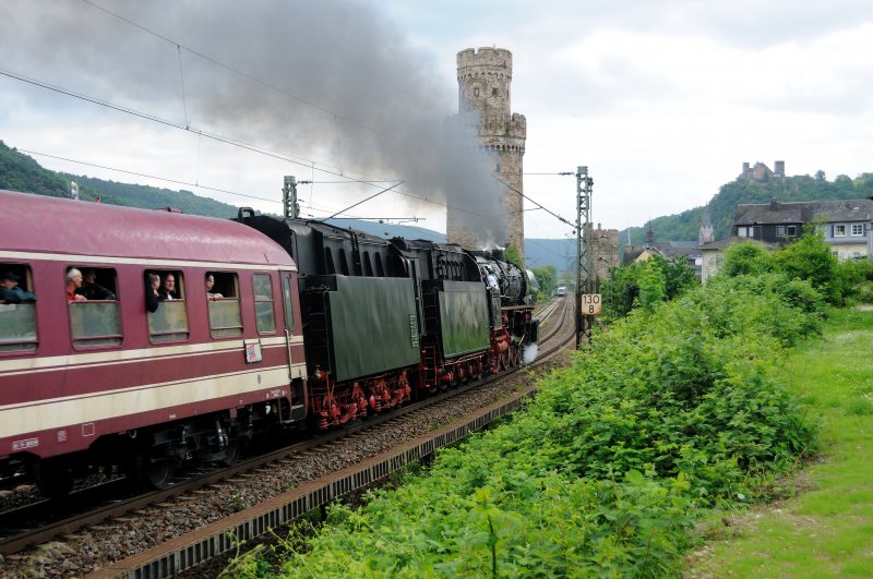 Nachschu auf 01 1066, kurz bevor sie die ehemalige Stadtbefestigung von Oberwesel mit ihrem Sonderzug der Eisenbahnfreunde  OnWheels  befhrt. Sich so richtig mal wieder den Duft des Dampfes um die Nase wehen lassen... (16.05.2009).