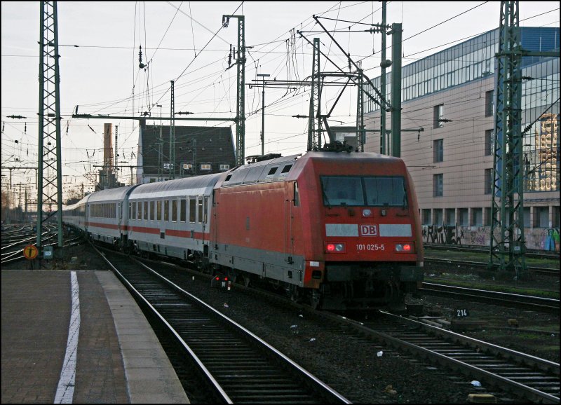 Nachschuss auf die 101 025. Sie schiebt den InterCity 2320 nach Hamburg-Altona. (13.01.2008)