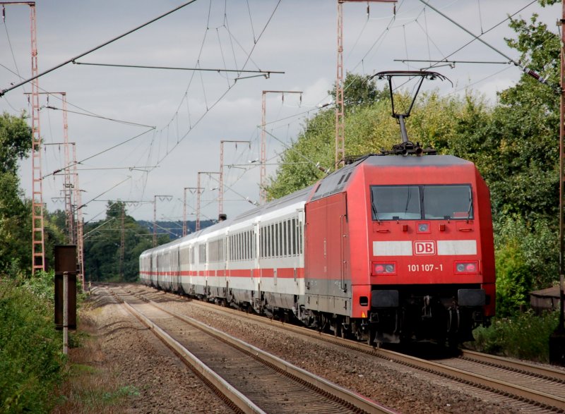 Nachschuss auf 101 107-1 mit IC in Recklinghausen am Bahn�bergang B�rster Weg am 09.09.2007. 