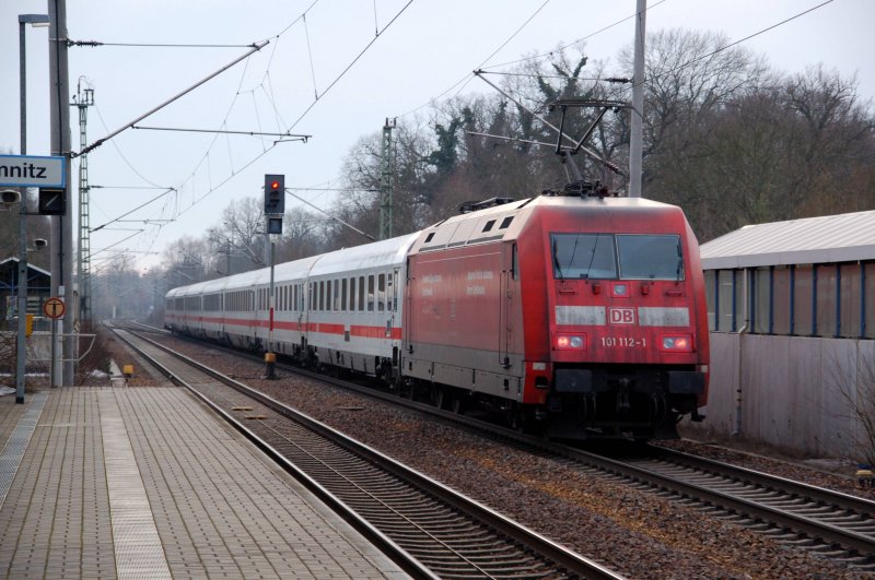 Nachschuss auf 101 112. Am 05.02.09 schiebt sie einen IC durch Burgkemnitz in Richtung Leipzig. Sieht ganz schn versifft aus!