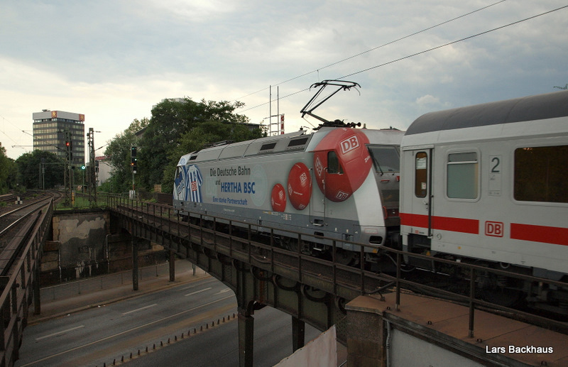 Nachschuss auf 101 144-4  Hertha-BSC  bei der Ausfahrt aus Hamburg-Dammtor Richtung Hamburg-Hbf am Abend des 6.07.09 auf Gleis 4.