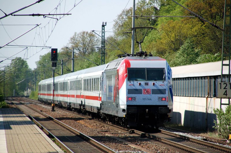 Nachschuss auf 101 144 mit ihrem IC 2151. Fotografiert am 25.04.09 bei der Durchfahrt durch Burgkemnitz Richtung Leipzig.