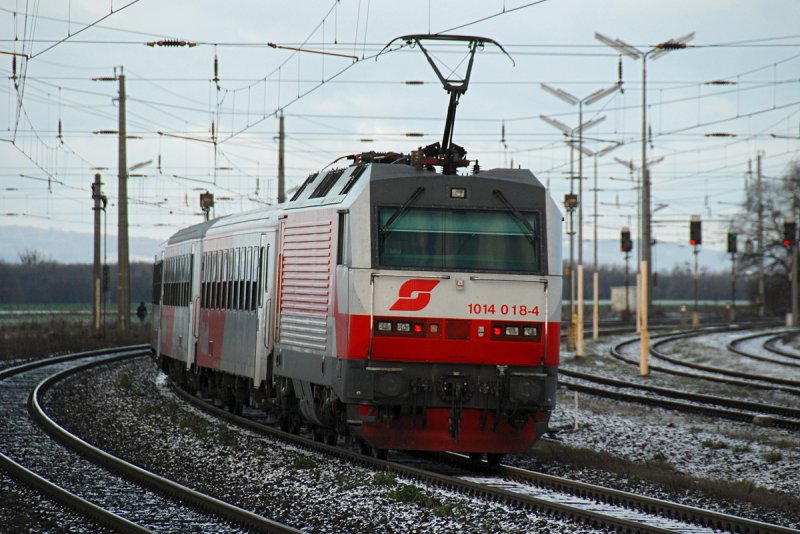 Nachschu auf 1014 018 Richtung Wien. Das Foto entstand am 22.11.2008 kurz nach Gammatneusiedl. 