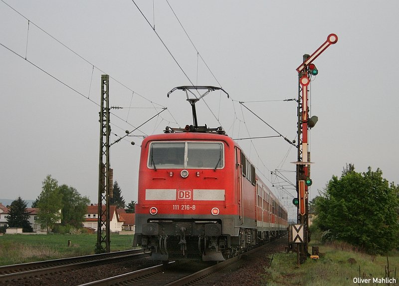 Nachschuss auf 111 216. Von Bamberg kommend schiebt sie ihren Wendezug in Richtung N�rnberg Hbf. Aufnahme in Hirschaid am 24. April 2007.