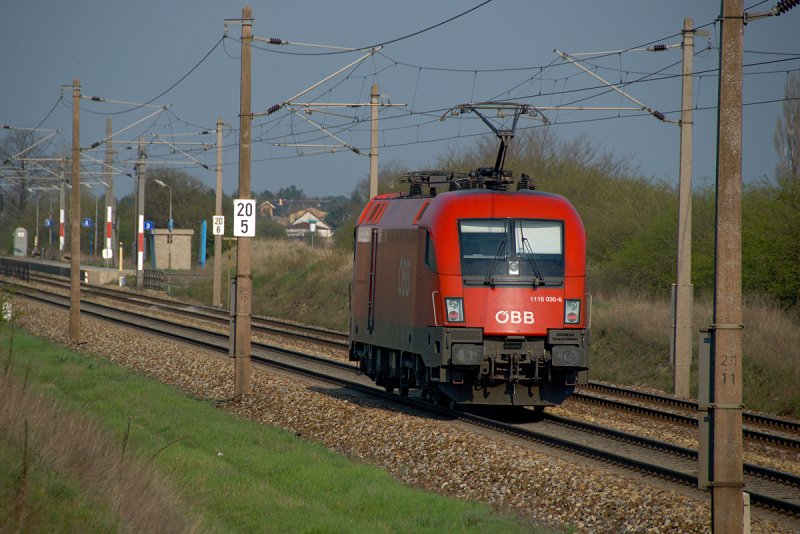 Nachschu� auf die 1116 030 am 08.04.2009 in Richtung Norden. Die Aufnahme entstand kurz vor der Haltestelle Helmahof.