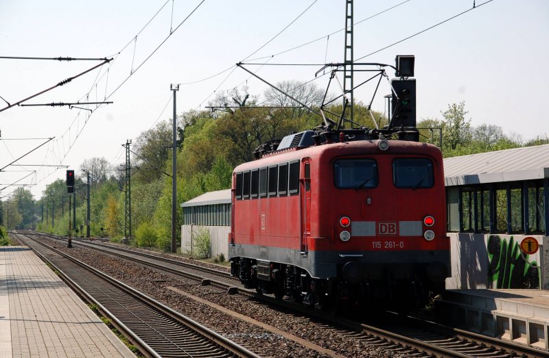 Nachschuss auf 115 261 bei der Durchfahrt durch Burgkemnitz Richtung Leipzig am 19.04.09.