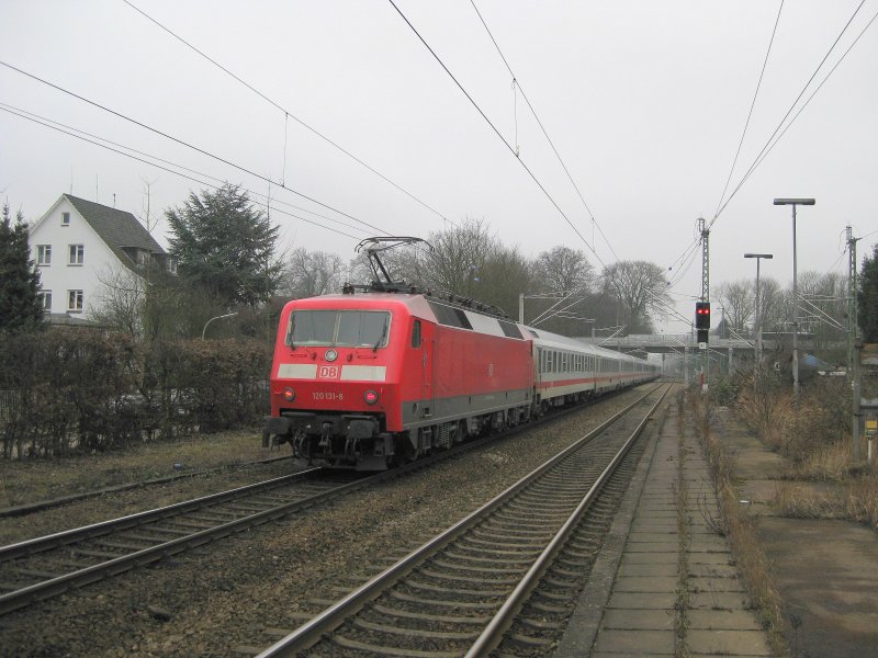 Nachschuss auf 120 131-8 die am Zugschluss von IC 2029 nach N�rnberg Hbf Schiebedienst leisten musste. Hamburg-Wandsbek 21.02.09.